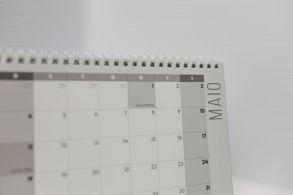 Calendário espiral mostrando maio com foco nos dias da semana em português.